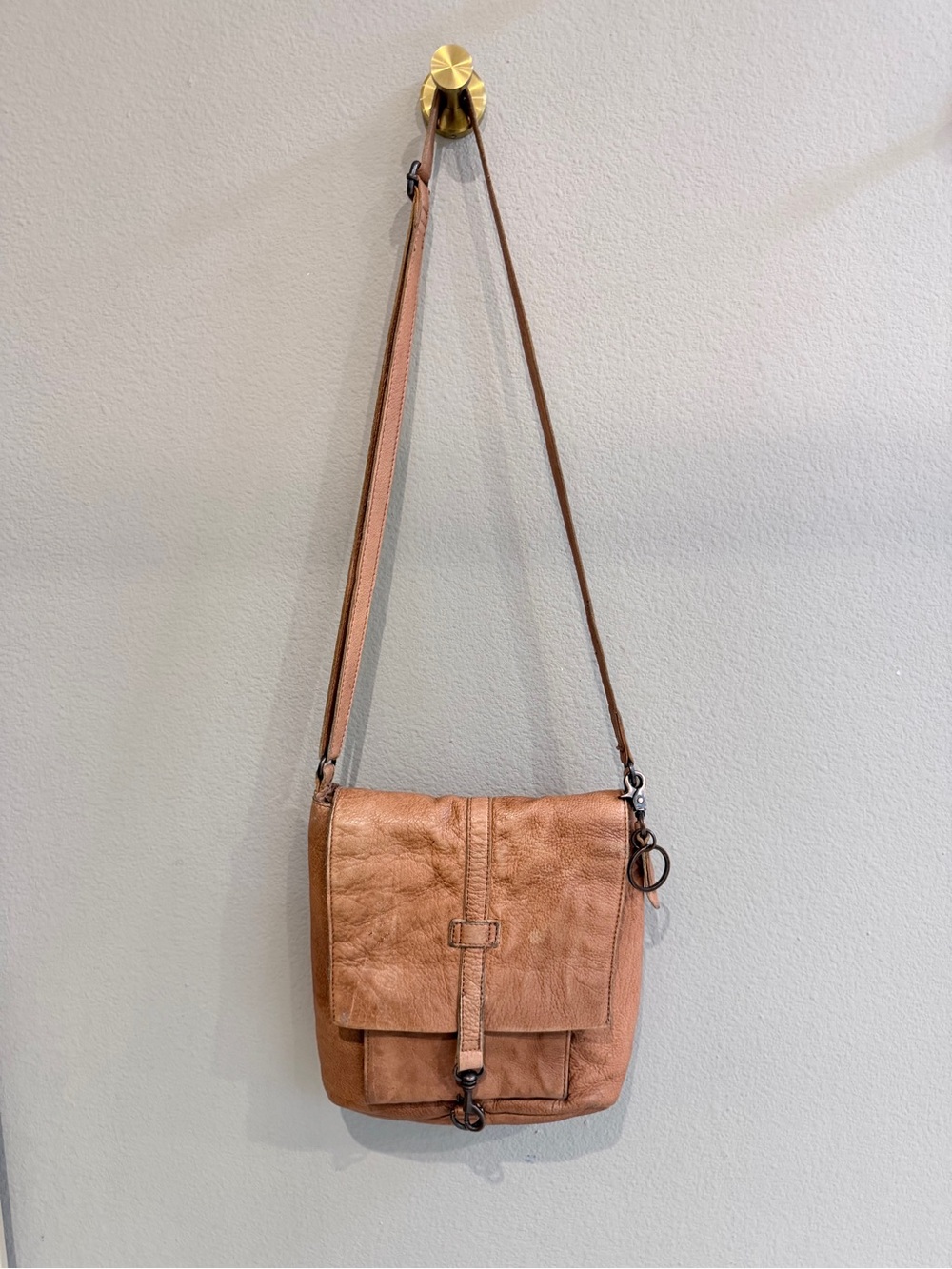 Frye & Co Tan Leather Distressed Crossbody Messenger Bag Flap Boho